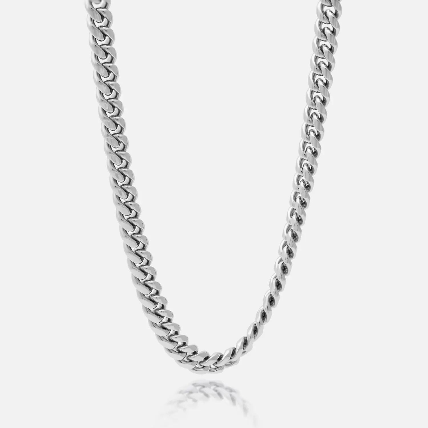 Panzerkette Cuban Link Halskette in 8mm breite mit größeren Kettengliedern auf einem weißen Hintergrund