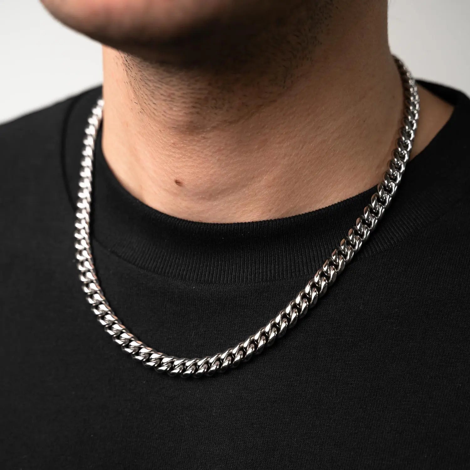 Cuban Link Halskette in 8mm breite getragen von einer männlichen Person am Hals