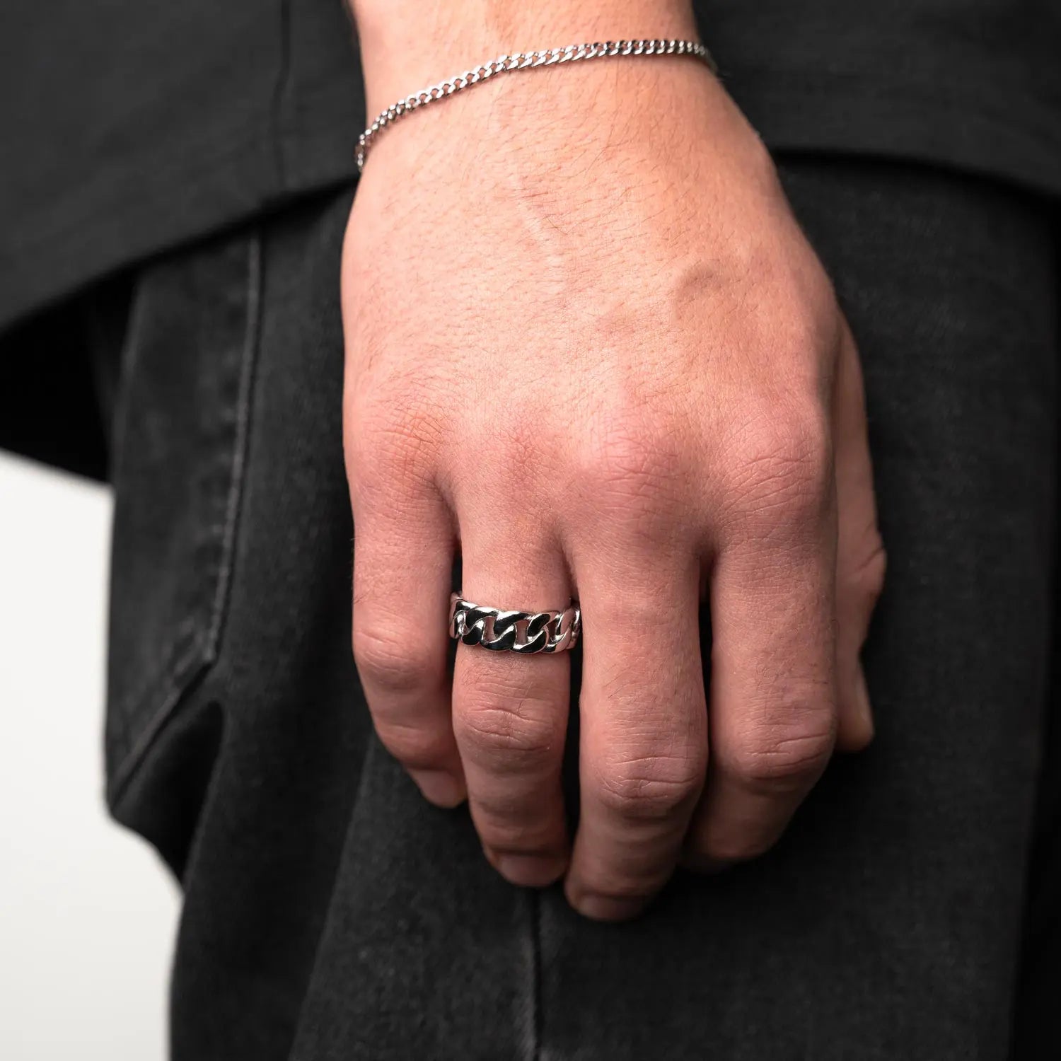 Edelstahl Ring mit Cuban Link Struktur an einer männlichen Hand
