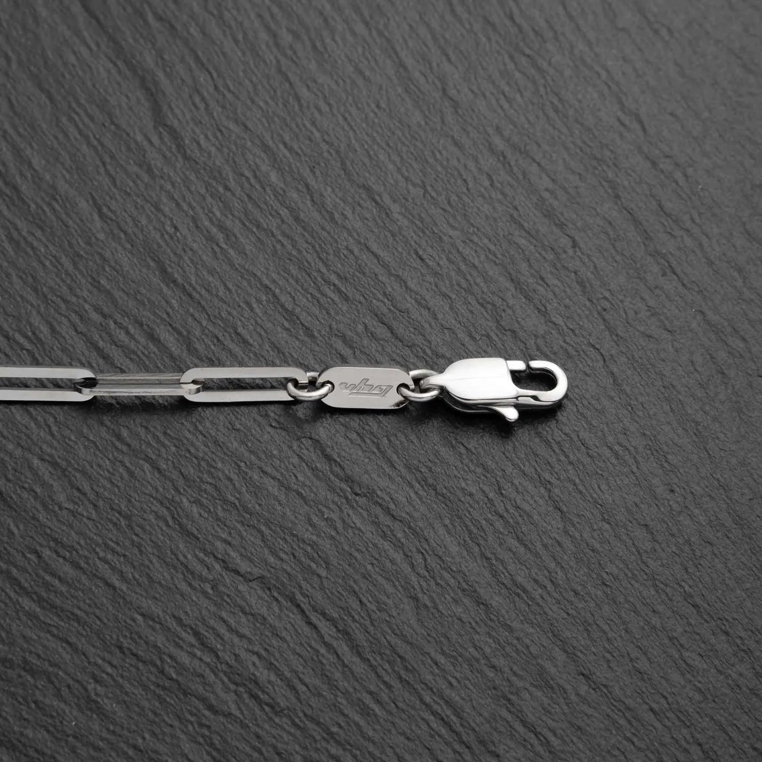 Herren Männer Halskette Paperclip Verschluss mit 3,5mm breiten Gliedern auf einem schwarzen rauen Hintergrund