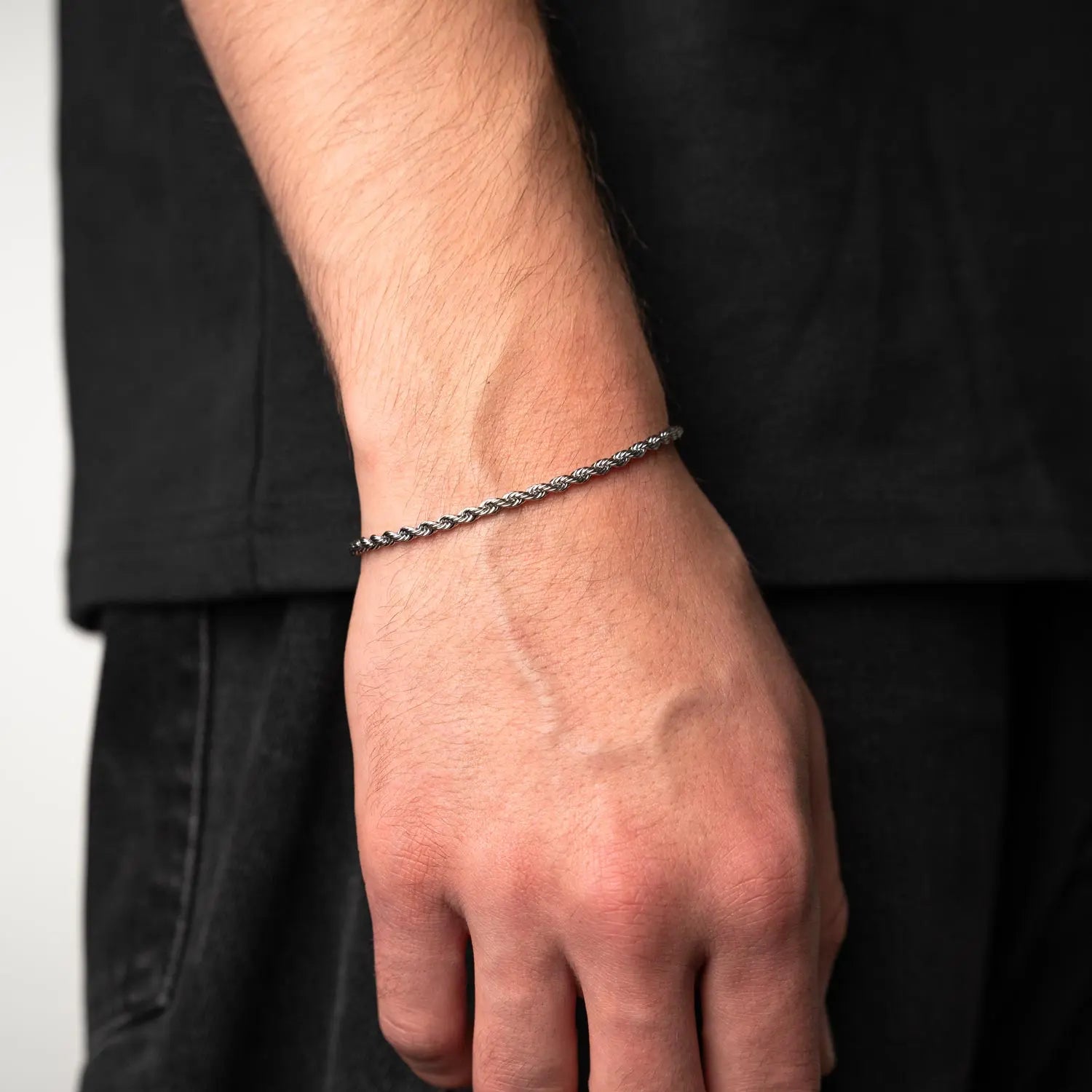 Herren Armband mit Rope Struktur an einem männlichen Handgelenk