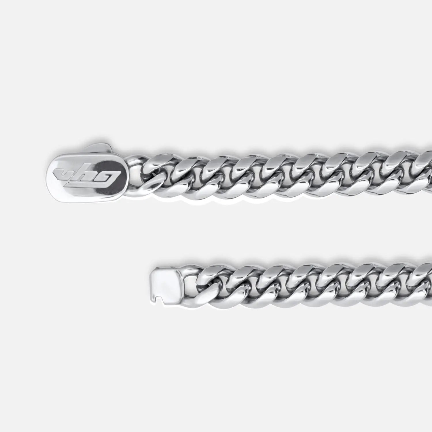 Verschluss einer Cuban Link Halskette in 8mm breite mit einem Klickverschluss der vhg eingraviert hat