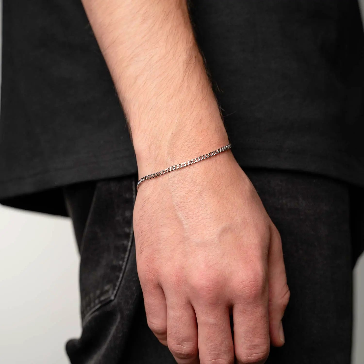 Männliche Person mit Schmuck Armband in 3mm am Handgelenk