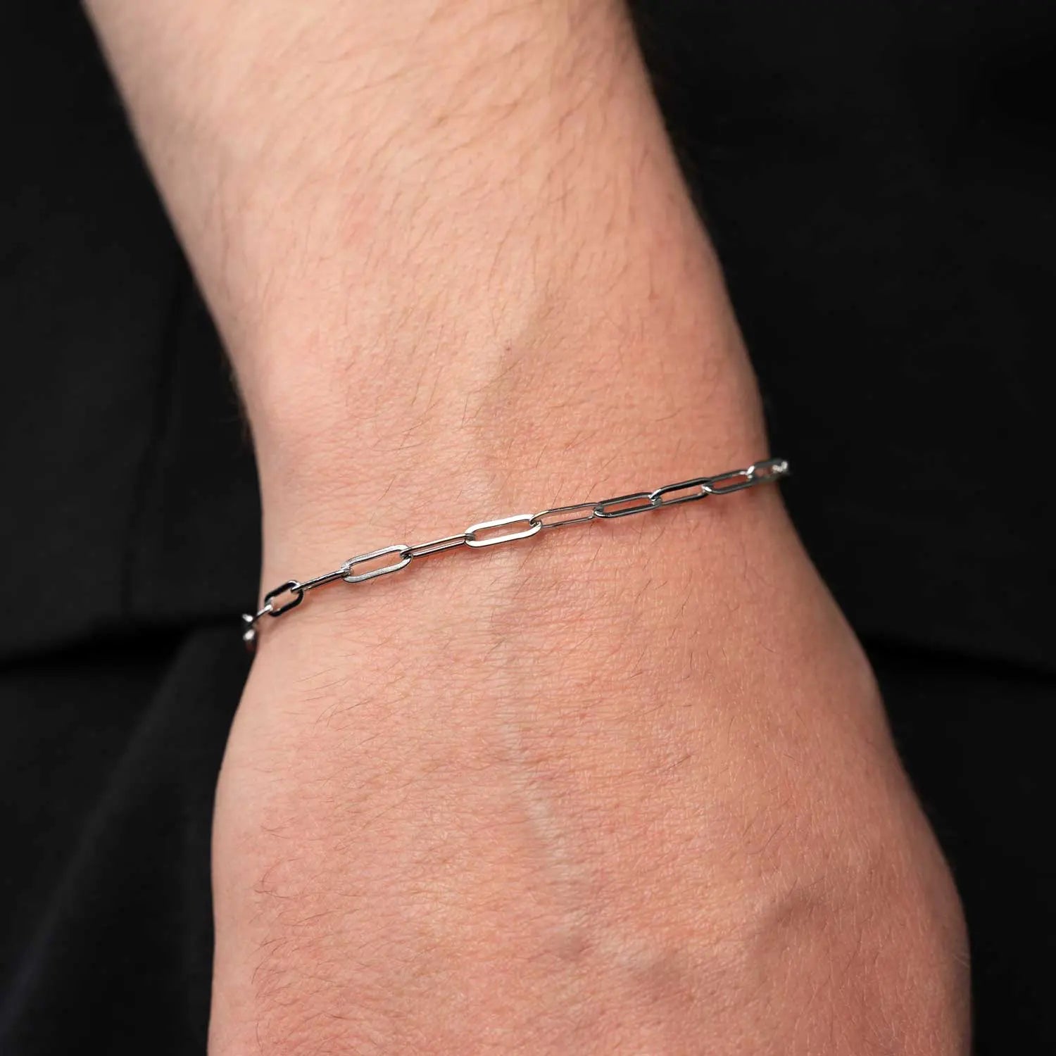 Paperclip Armband getragen von einer männlichen Person