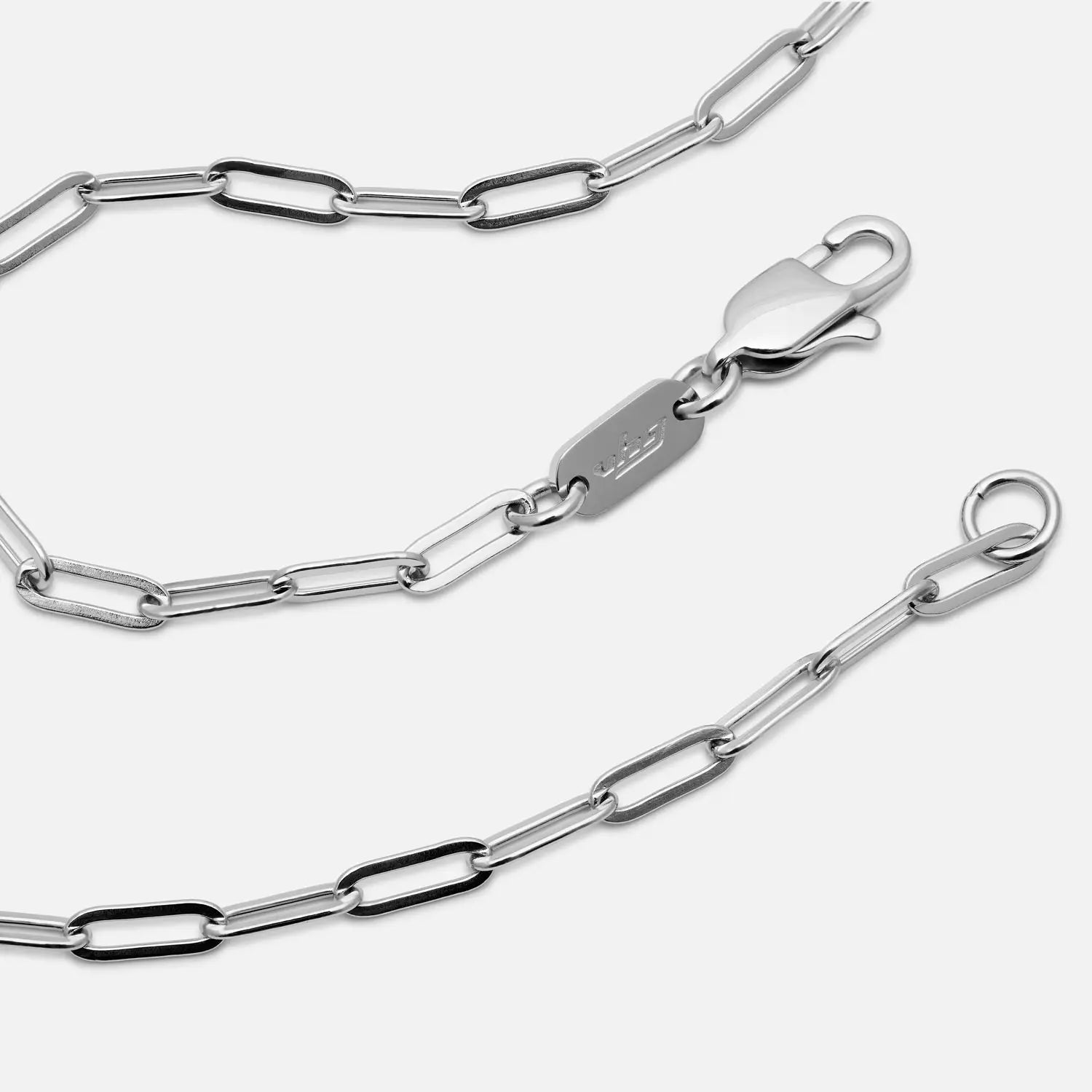 Paperclip Halskette Karabinerverschluss auf einem weißen Hintergrund