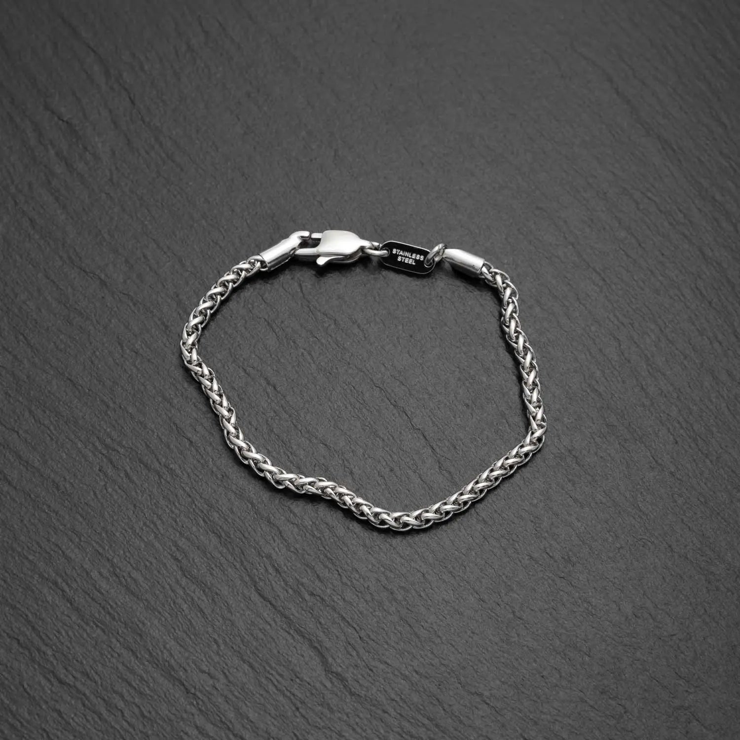 Herren Männer Wheat Armband in Stainless Steel Edelstahl in einer Breite von 3mm auf einem schwarzen rauen Hintergrund