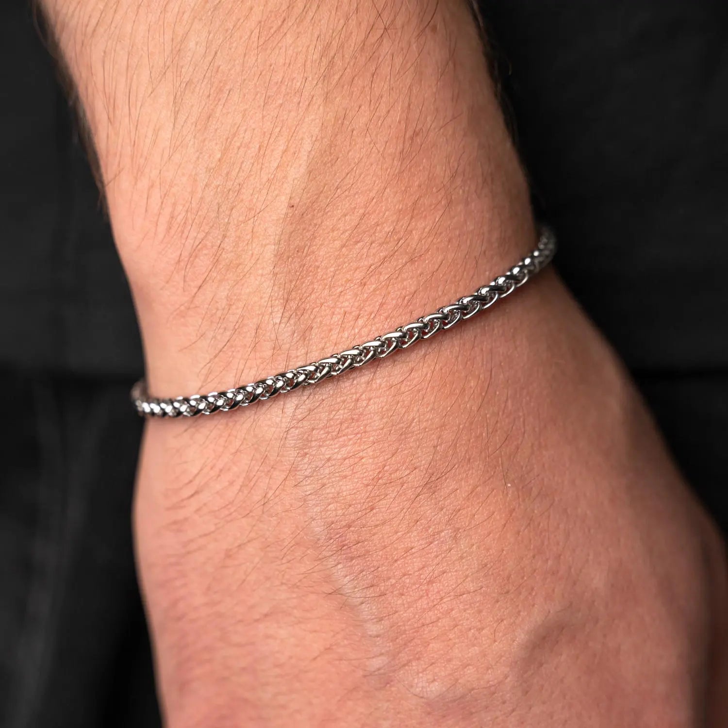 Herren Armband Wheat an einem männlichen Handgelenk getragen