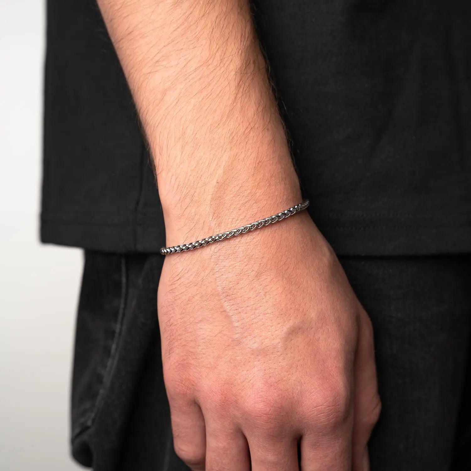 Wheat Armband aus Edelstahl an einem männlichen Handgelenk